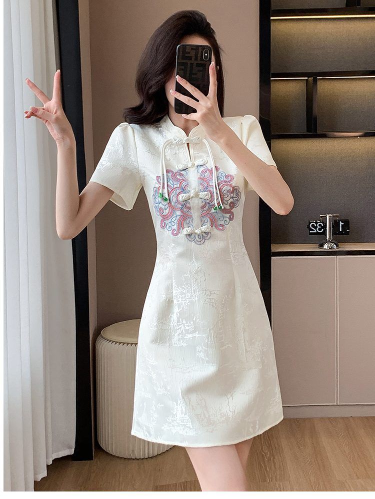 New Chinese style embroidered and improved qipao