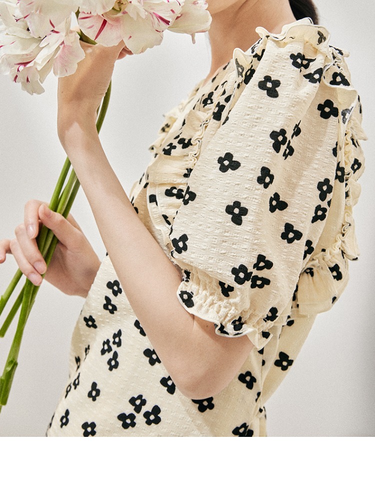 Vestido de manga de burbuja largo de Trébol de cuatro hojas con hojas de loto en primavera