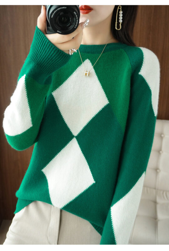 Round neck color blocked diamond wool sweater